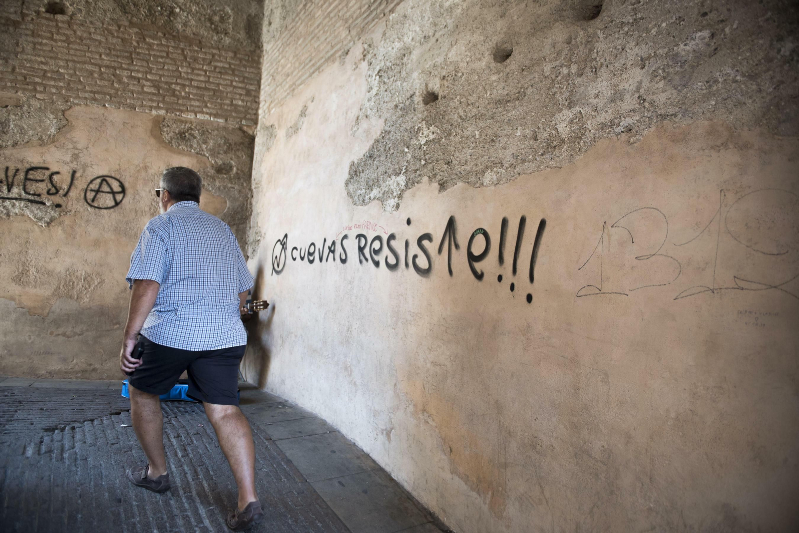 Vuelven las pintadas al Arco de las Pesas