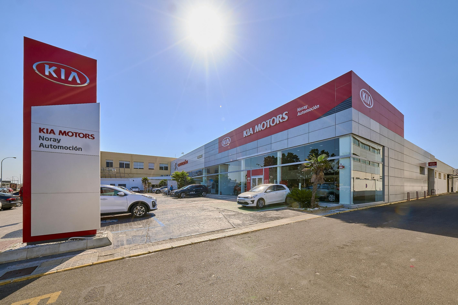 Exteriores del nuevo concesionario Kia Noray.