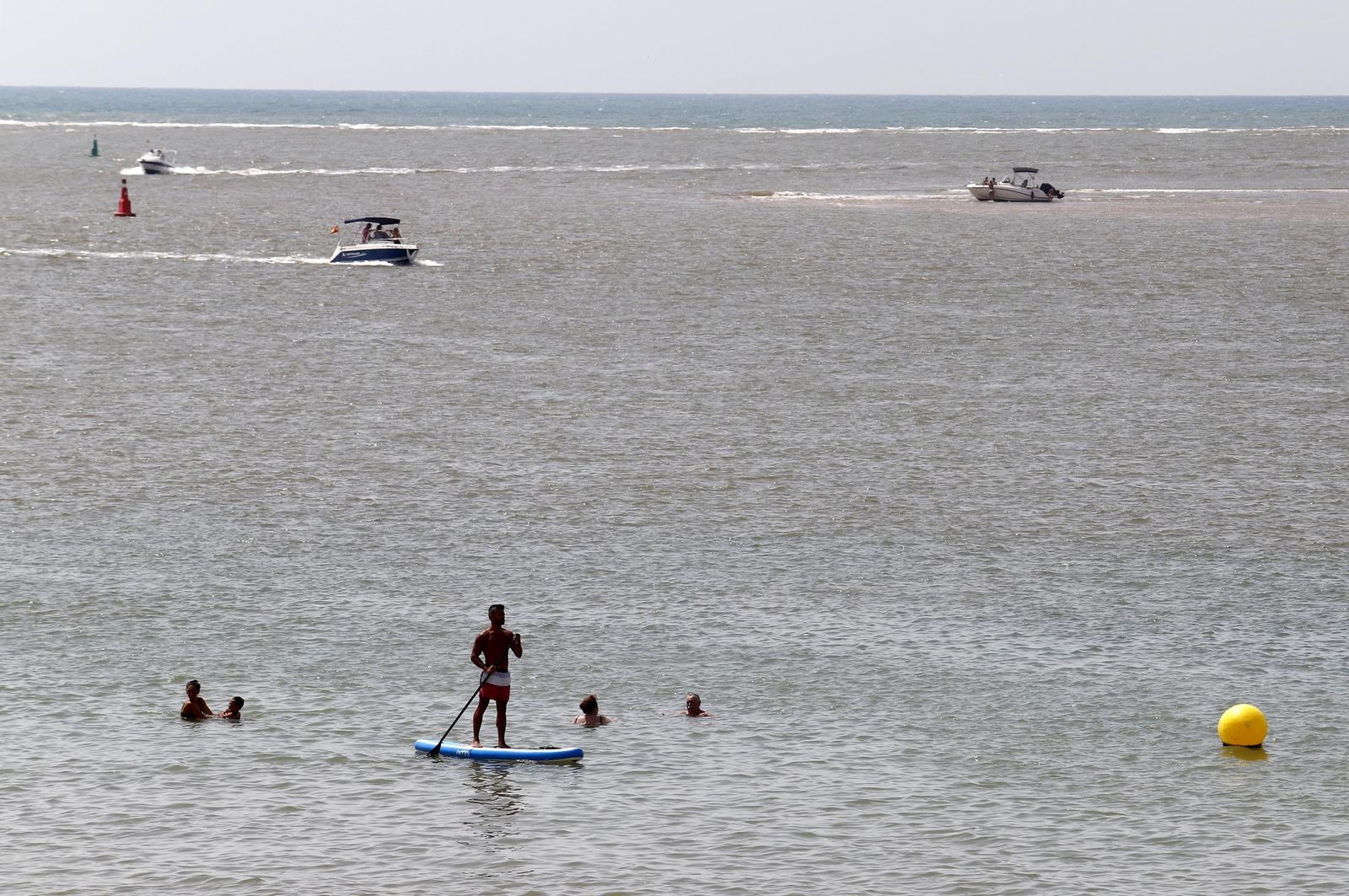 Un día en las playas de Huelva, en imágenes