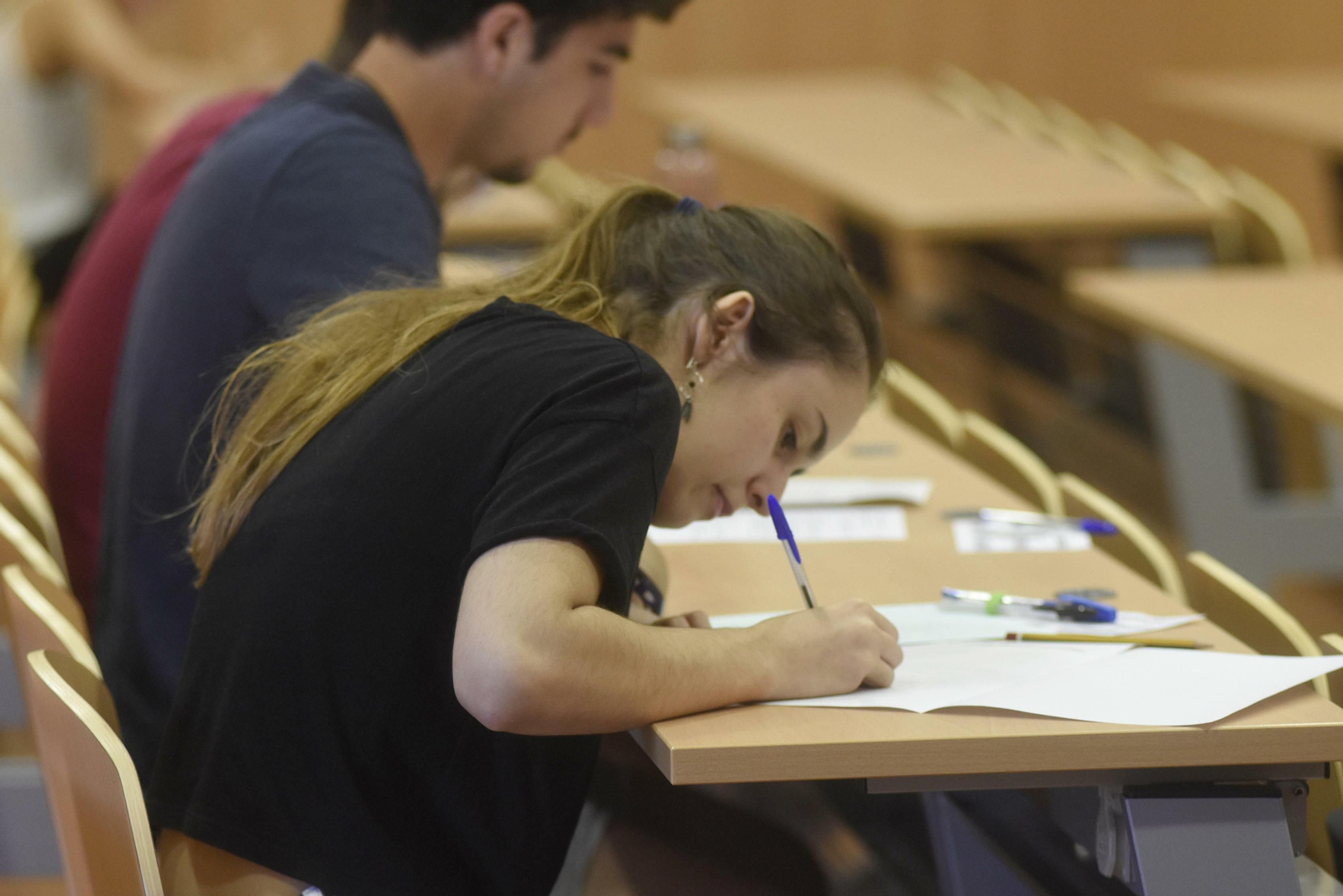 Una alumna realiza uno de los exámenes.