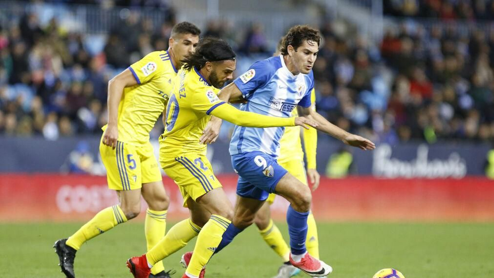 Blanco Leschuk y Sergio Sánchez, en un momento del Málaga-Cádiz. Blanco Leschuk y Sergio Sánchez, en un momento del Málaga-Cádiz.