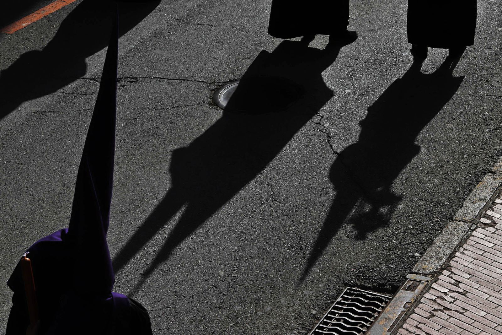La Hermandad del Descendimiento en su recorrido por las calles de Huelva el Viernes Santo