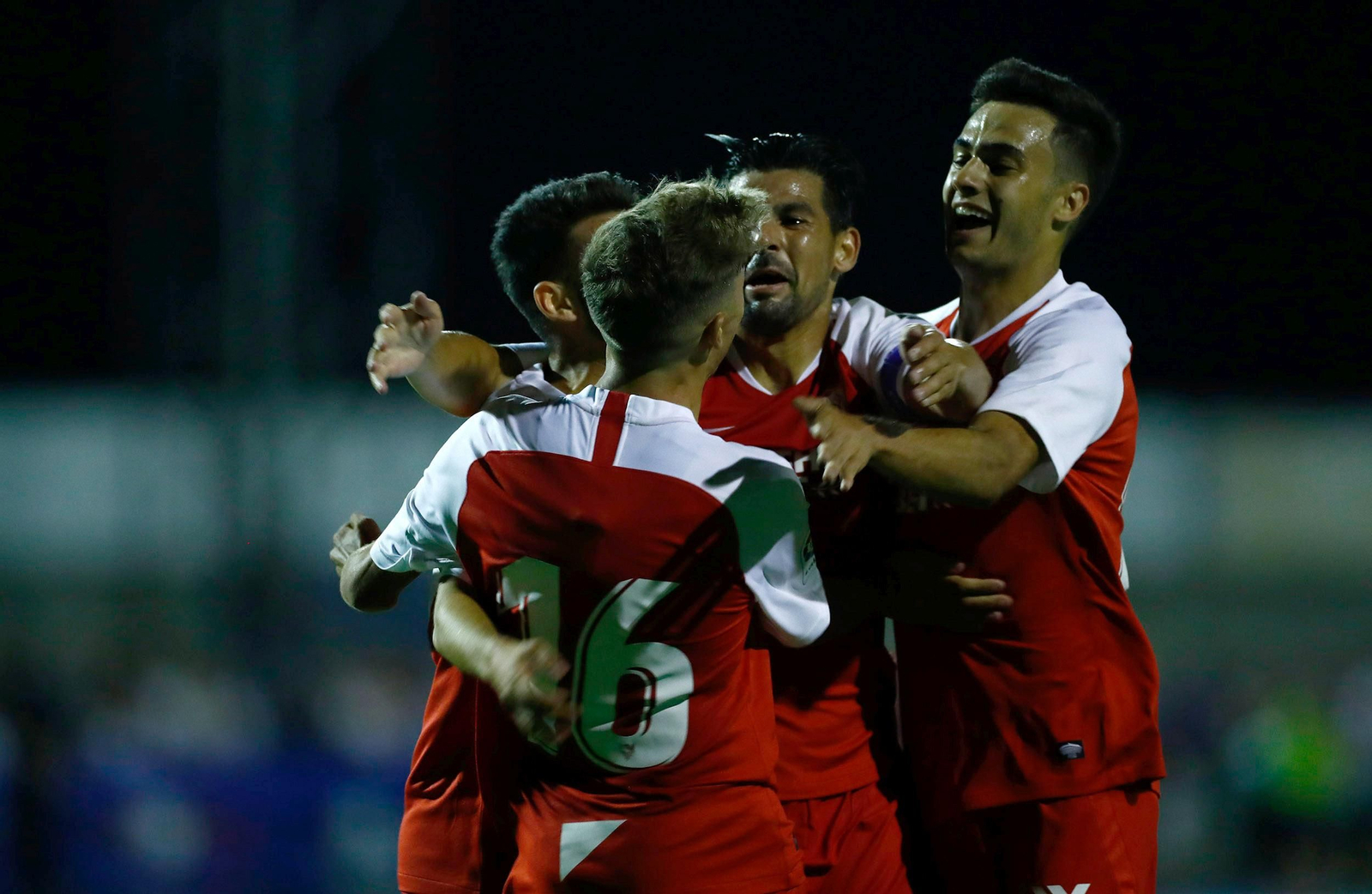 Los jugadores del Sevilla celebran uno de los goles.