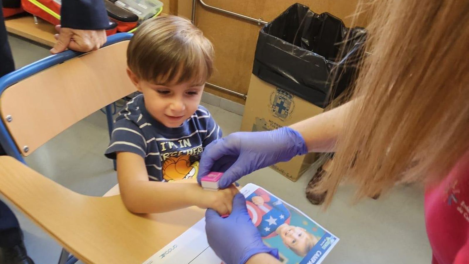 Sello y diploma de superhéroe tras vacunarse sin dolor, sin llorar.