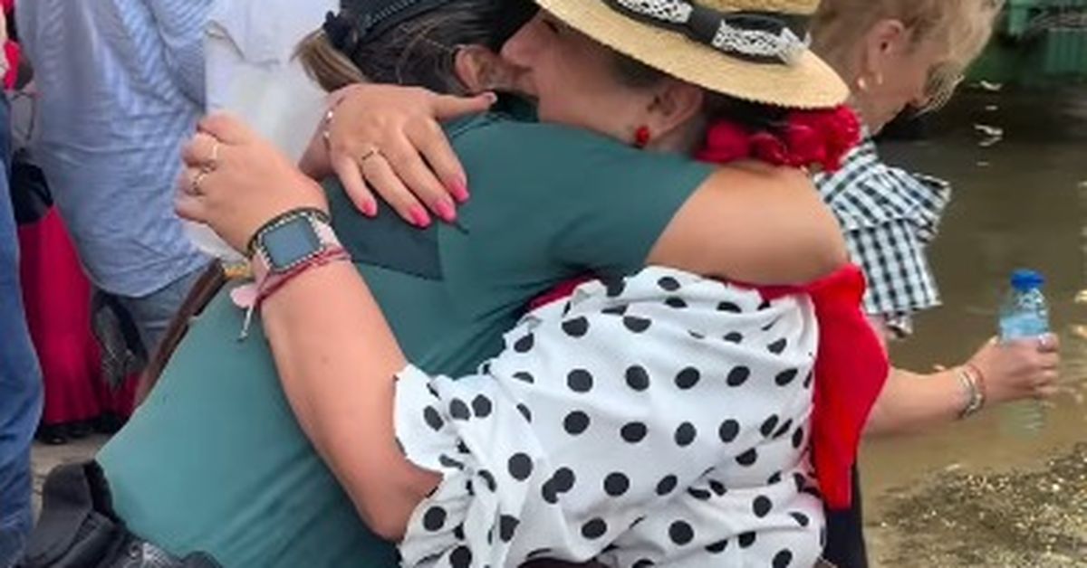 El emotivo gesto de una peregrina a una agente de la Guardia Civil que ...