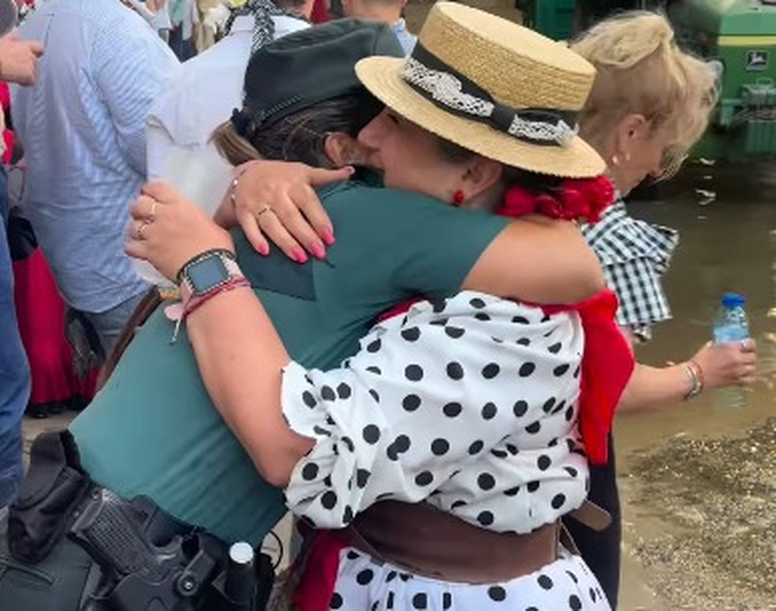 El emotivo gesto de una peregrina a una agente de la Guardia Civil que ...