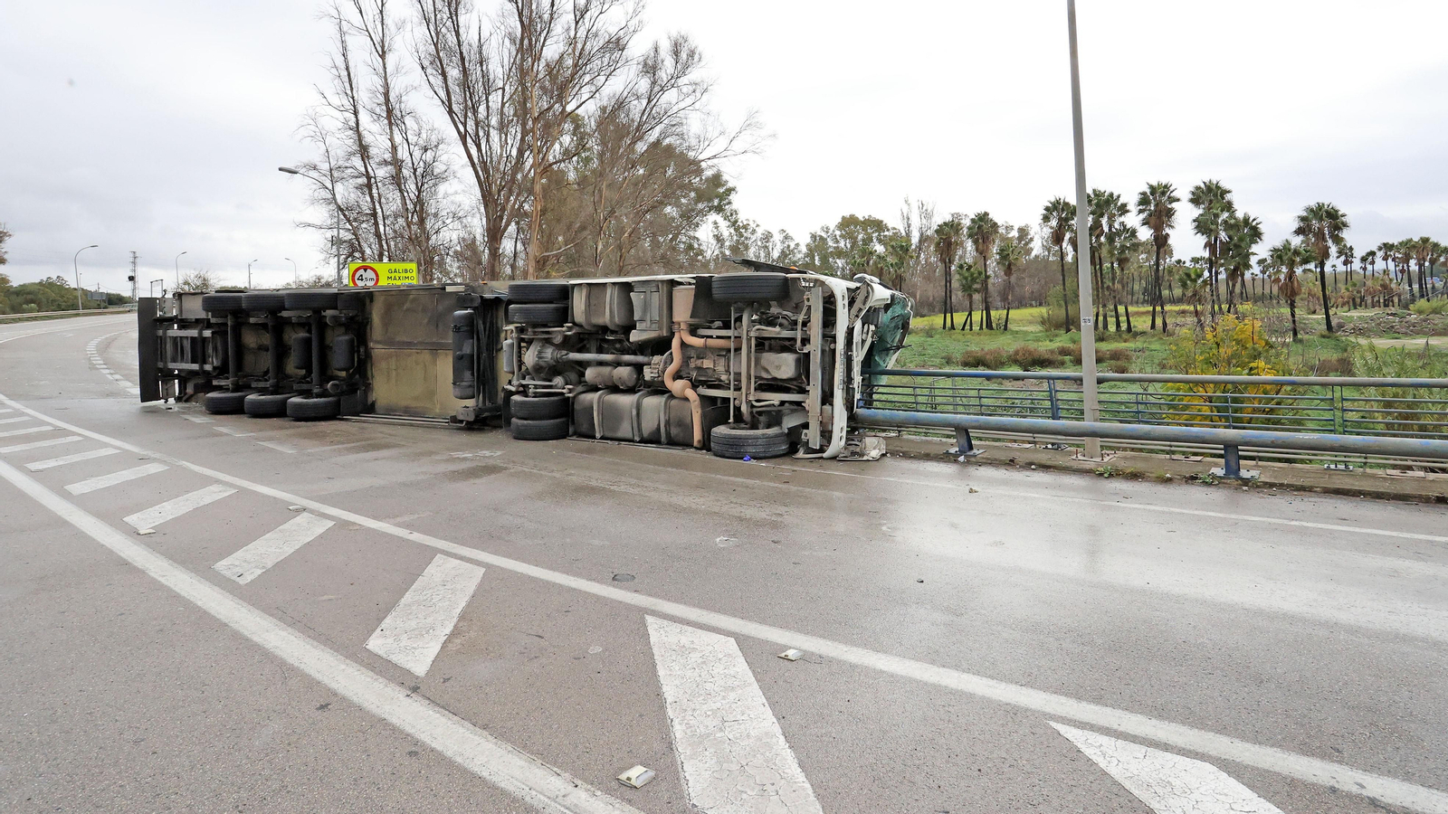 Accidente de un camión en la A-2004 junto a la salida de la autopista de La Cartuja