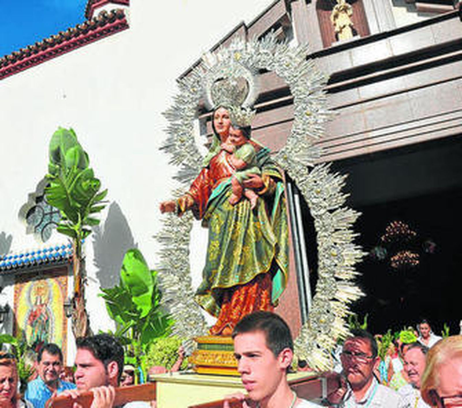 La Virgen del Rosario durante su salida.