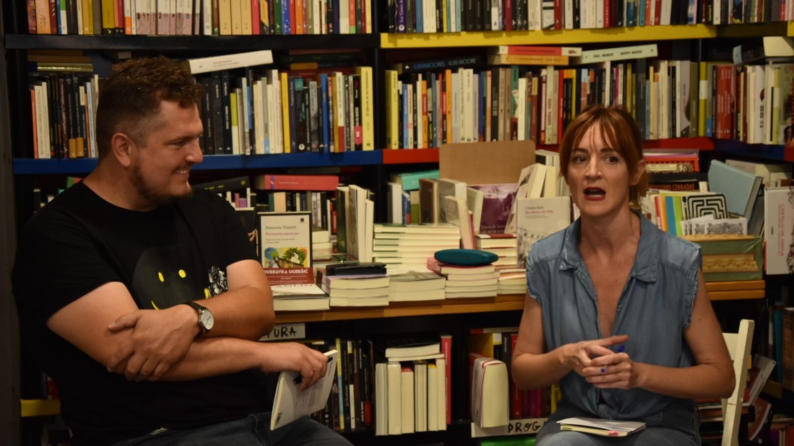 Ben Clark, con la poeta Carmen Camacho.