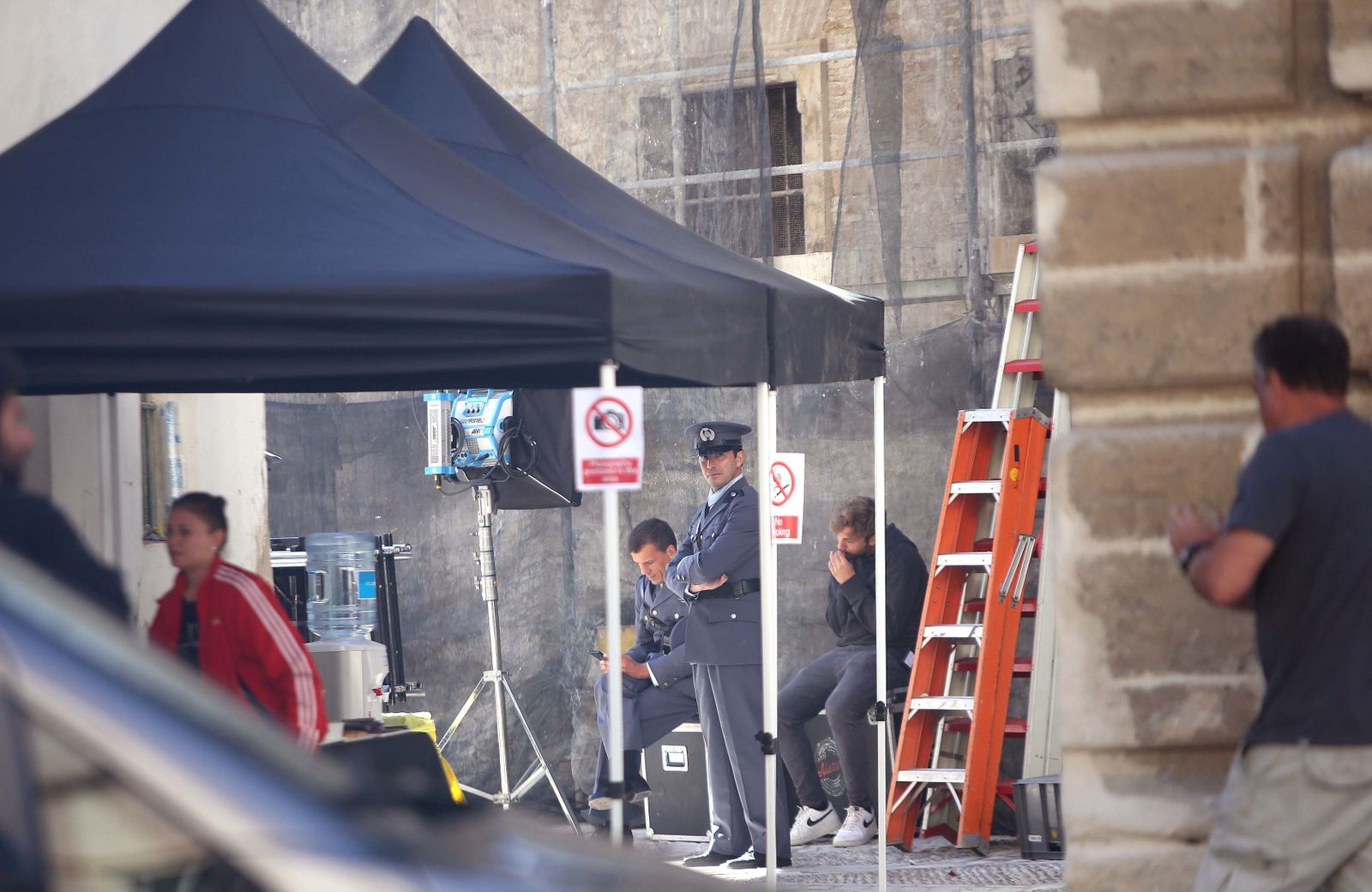 Equipo de figuración durante el rodaje de 'The Crown' en el convento de Santo Domingo en Jerez.