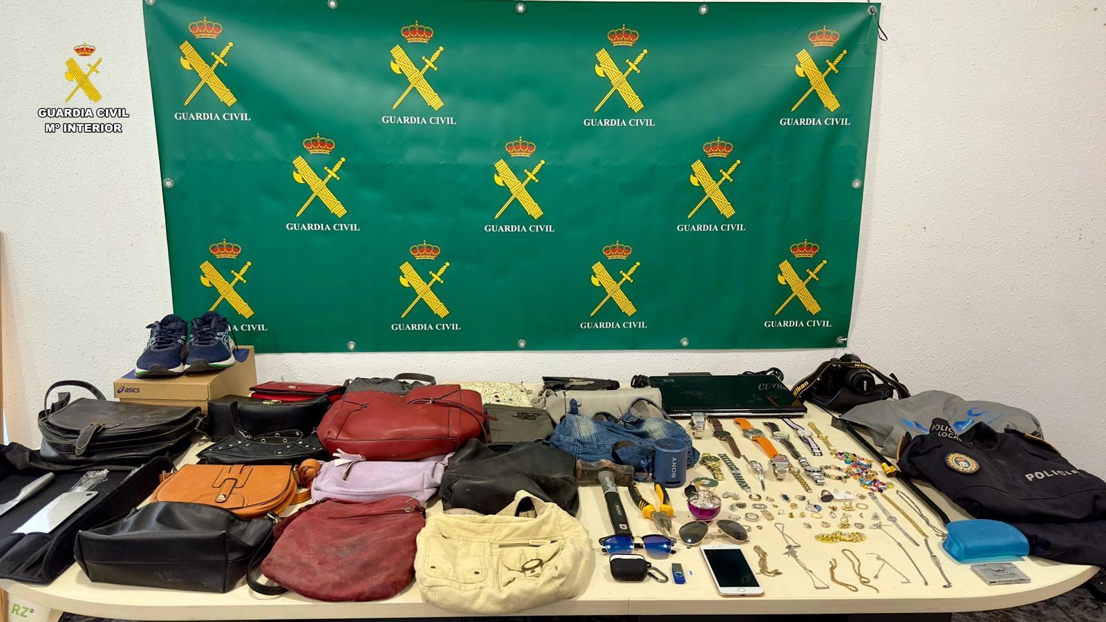 Parte de los objetos recuperados por la Guardia Civil.