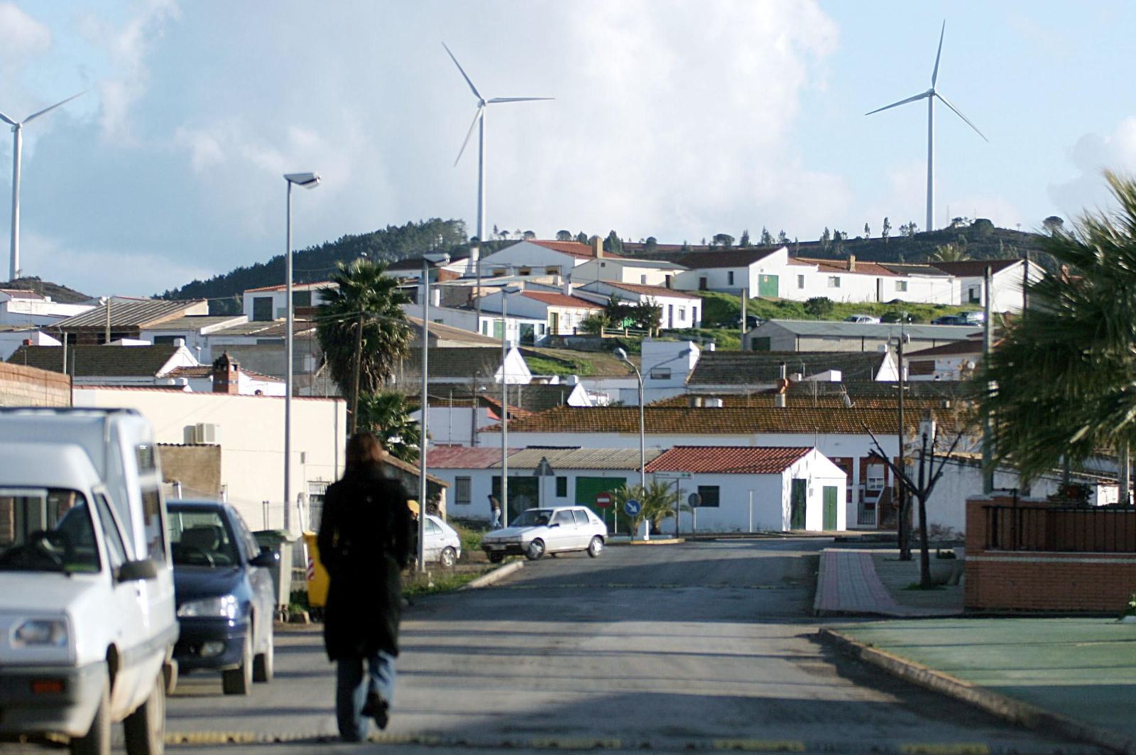 La localidad tharsileña con el parque eólico al fondo.