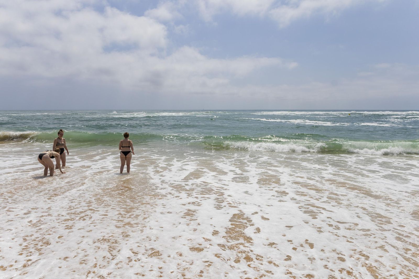 Las imágenes de la playa de los Caños tras el fuerte oleaje