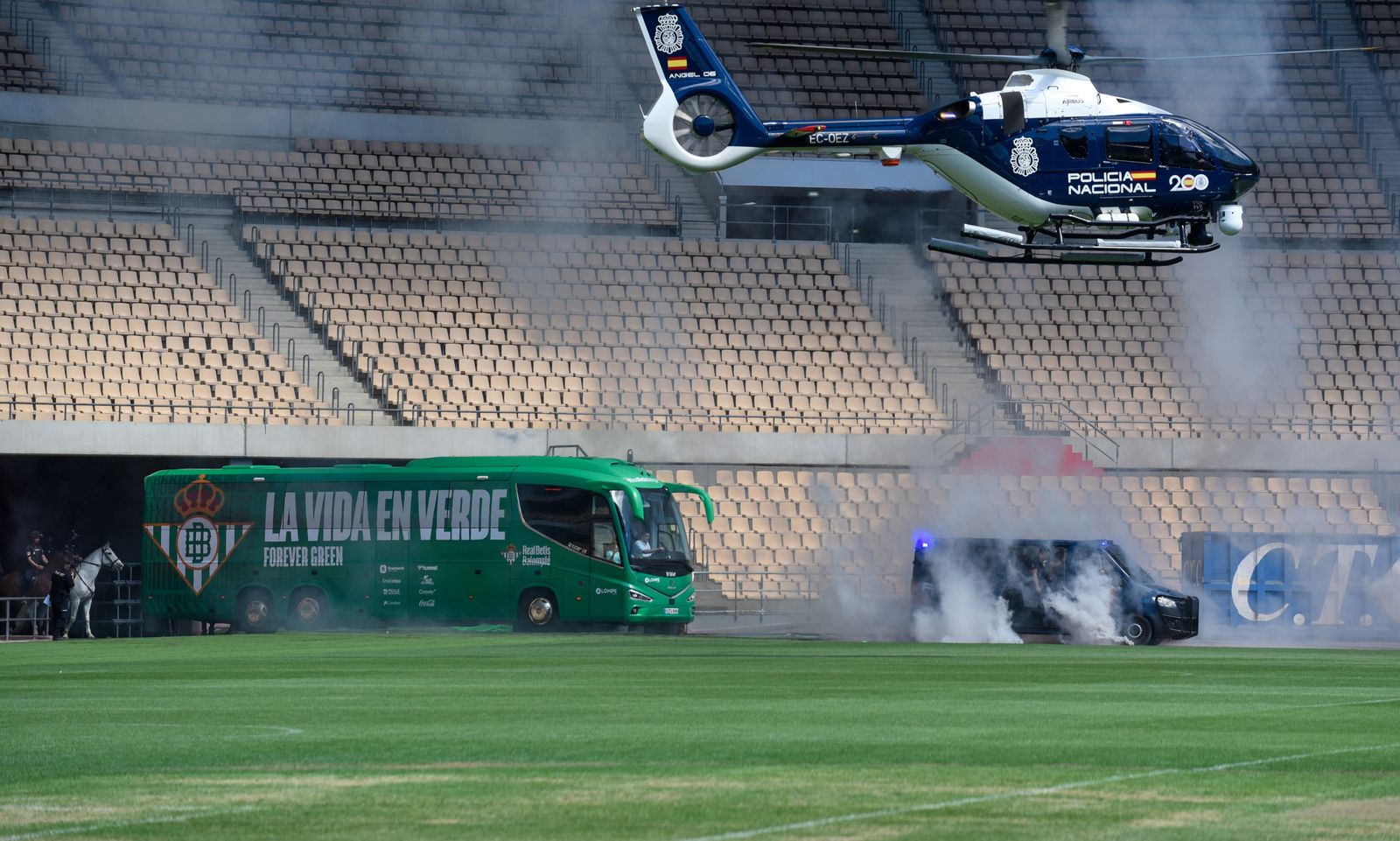 La exhibición policial con participación de la Unidad Aérea, Guías Caninos y Caballería, en imágenes