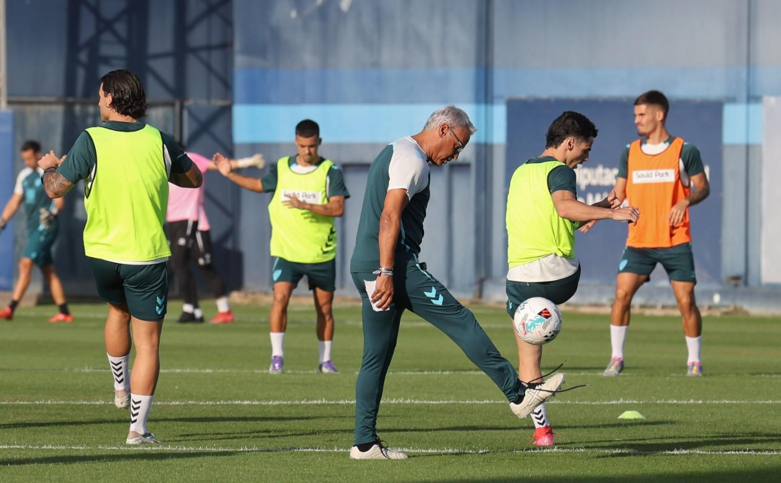 Pellicer da patadas a un balón.