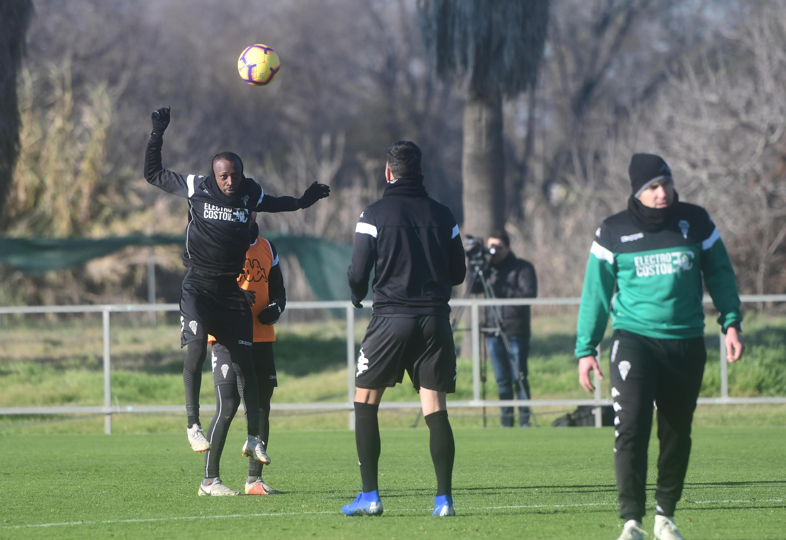 Blati Touré toca el balón de cabeza durante una sesión en la Ciudad Deportiva.