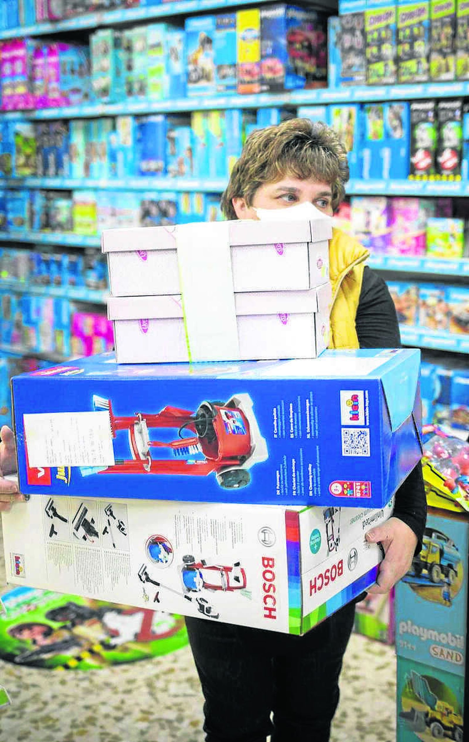 Mujer recogiendo juguetes en una tienda de Málaga.