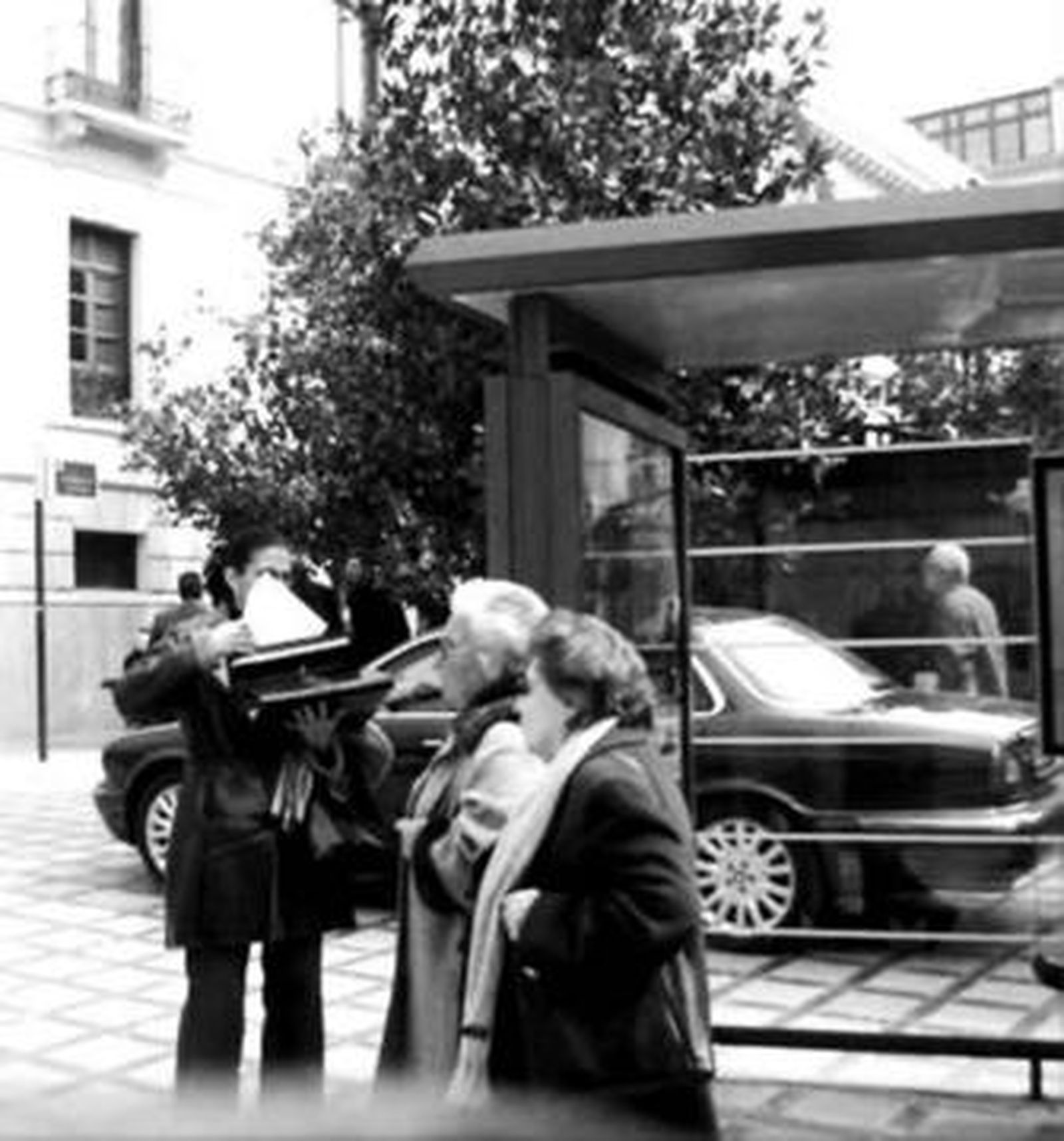 Un vehículo oficial estacionado en la Plaza del Carmen.
