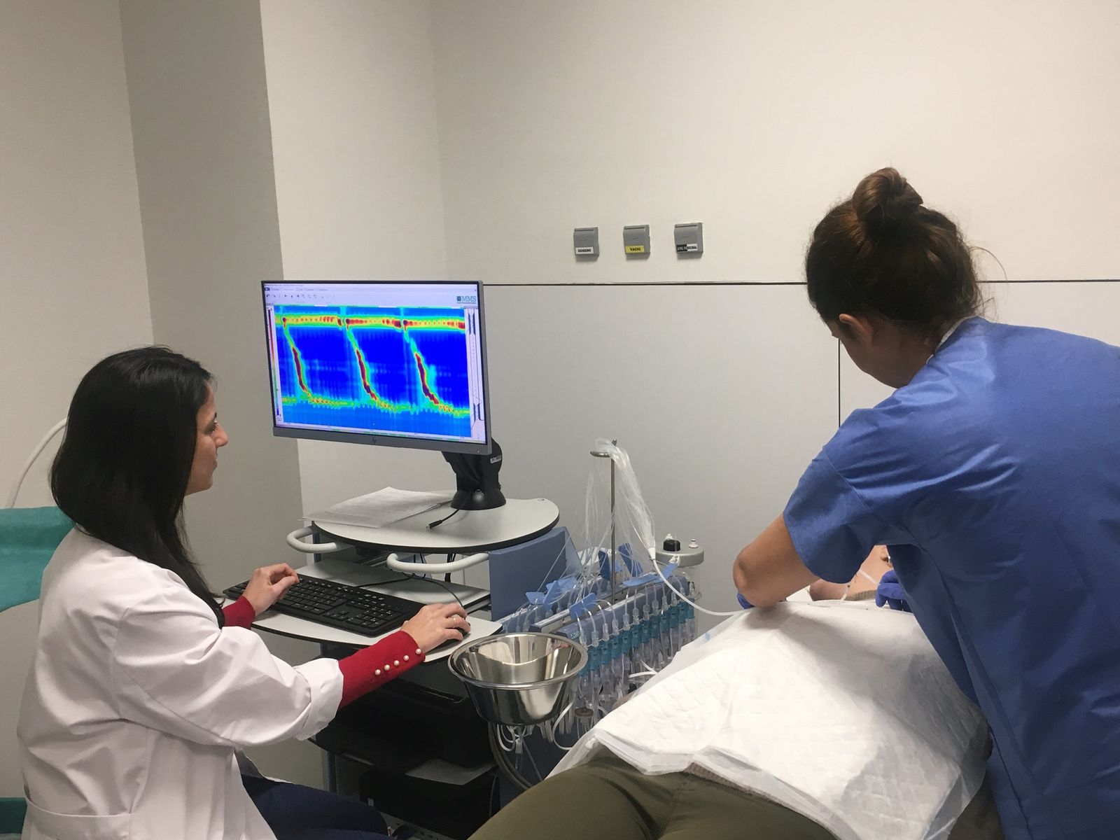 La doctora Jaquotot realiza una manometría esofágica a una paciente.