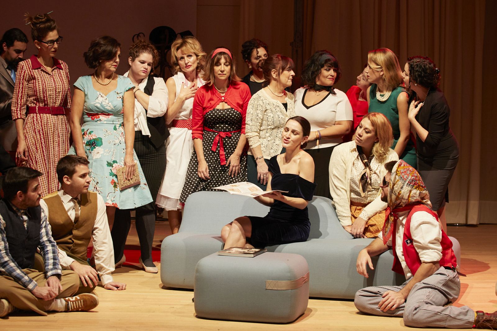 Participantes en la ópera ‘L’elisir d’amore’ en un ensayo.