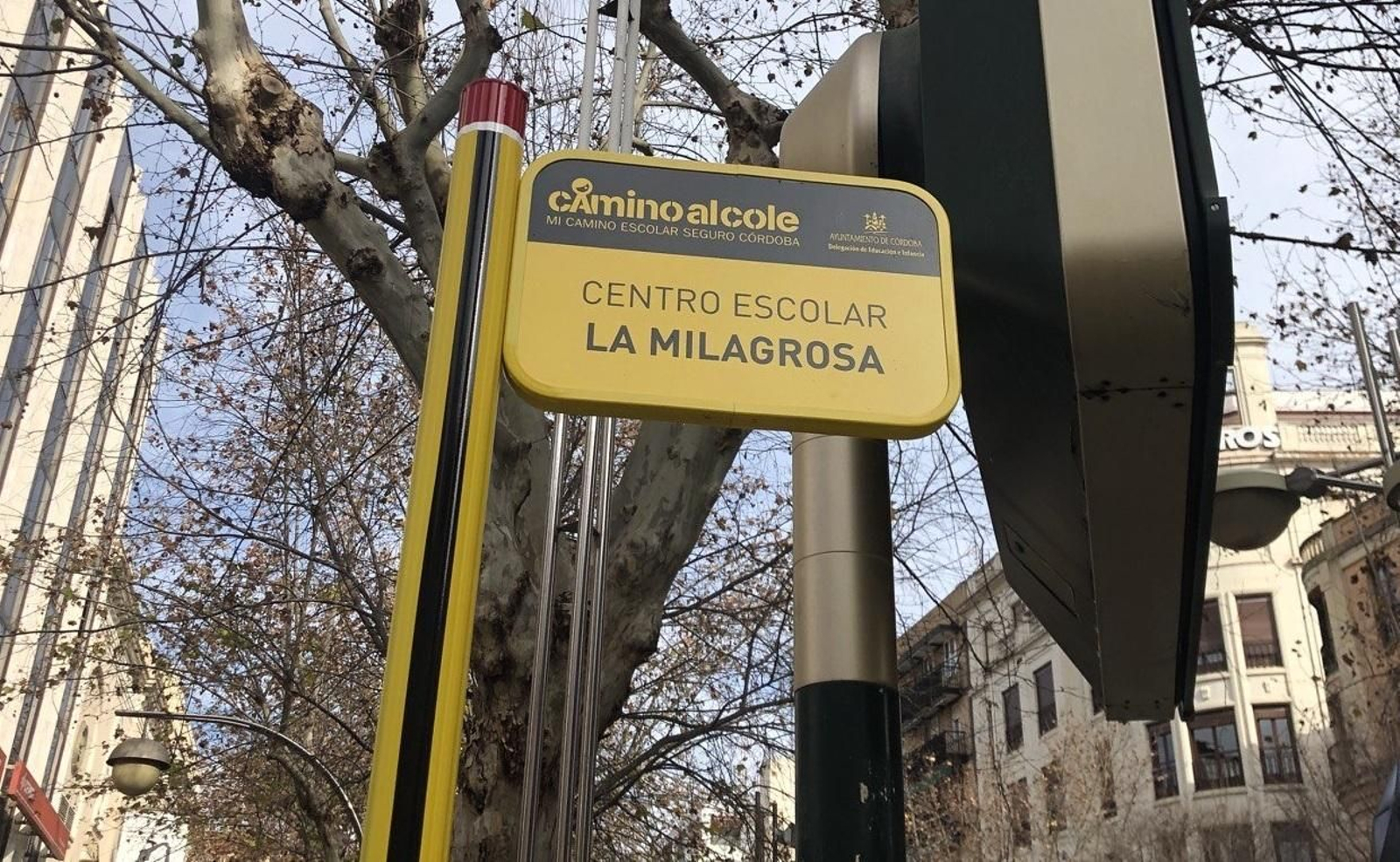 Señal correspondiente a la ruta del colegio La Milagrosa.