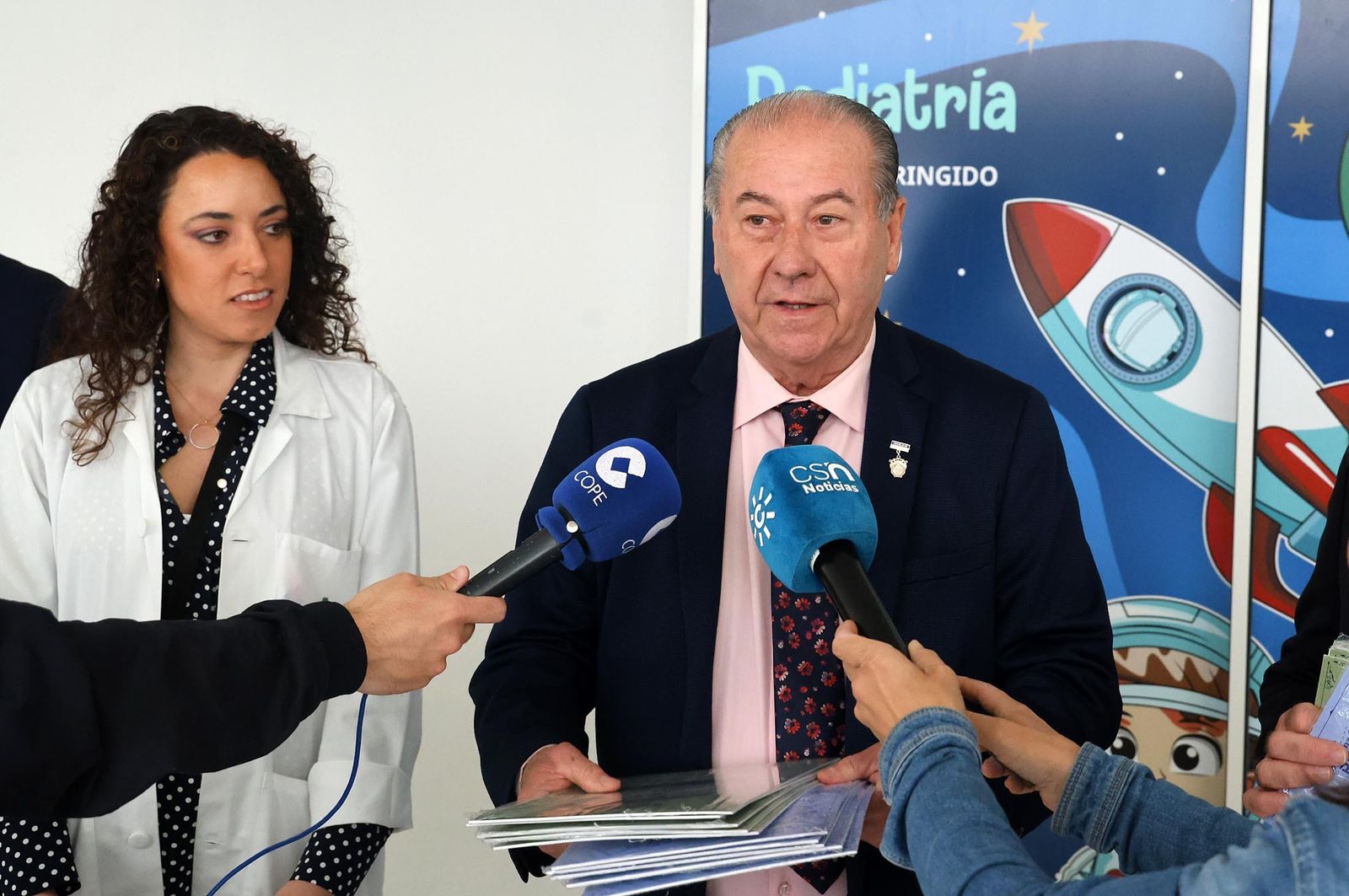 Imágenes de la entrega a los niños de la Unidad de Pediatría del Hospital Juan Ramón Jiménez de los recortables cofrades de la Semana Santa de Huelva