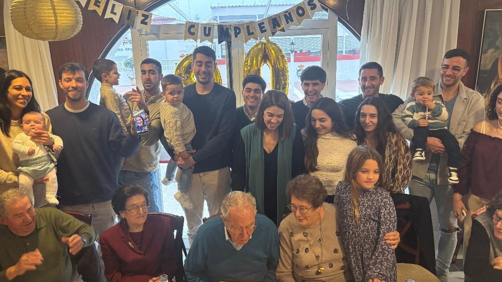 El homenajeado, Sebastián Ortega, sopla las velas de cumpleaños junto con sus familiares y amigos durante la celebración.