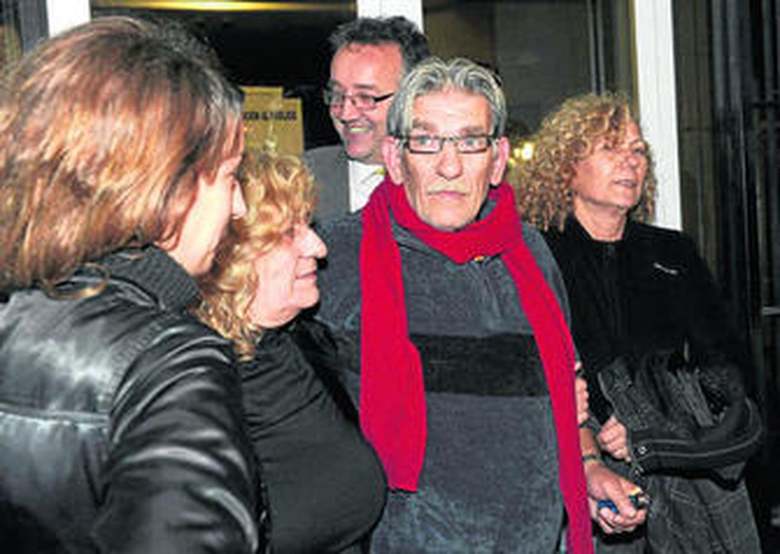 Montes Neiro, junto a sus hermanas, el viernes por la noche tras quedar en libertad.