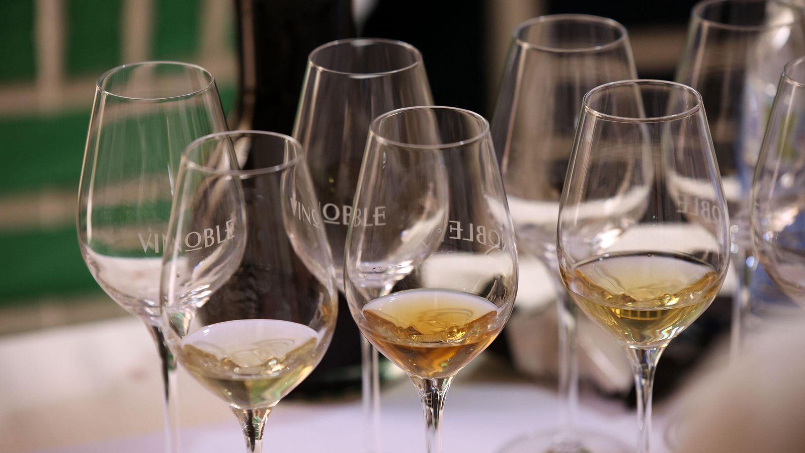 Copas con el nombre de Vinoble grabado.