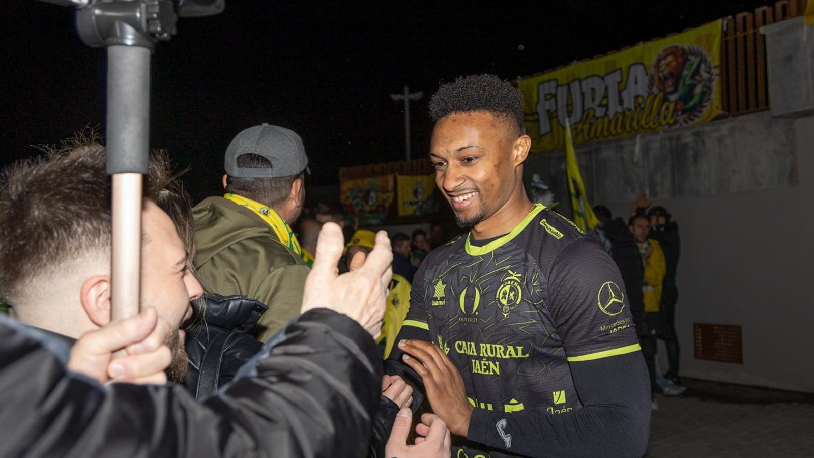 En imágenes: la Marea Amarilla alienta al Jaén Paraíso Interior FS antes de poner rumbo a la Copa de España