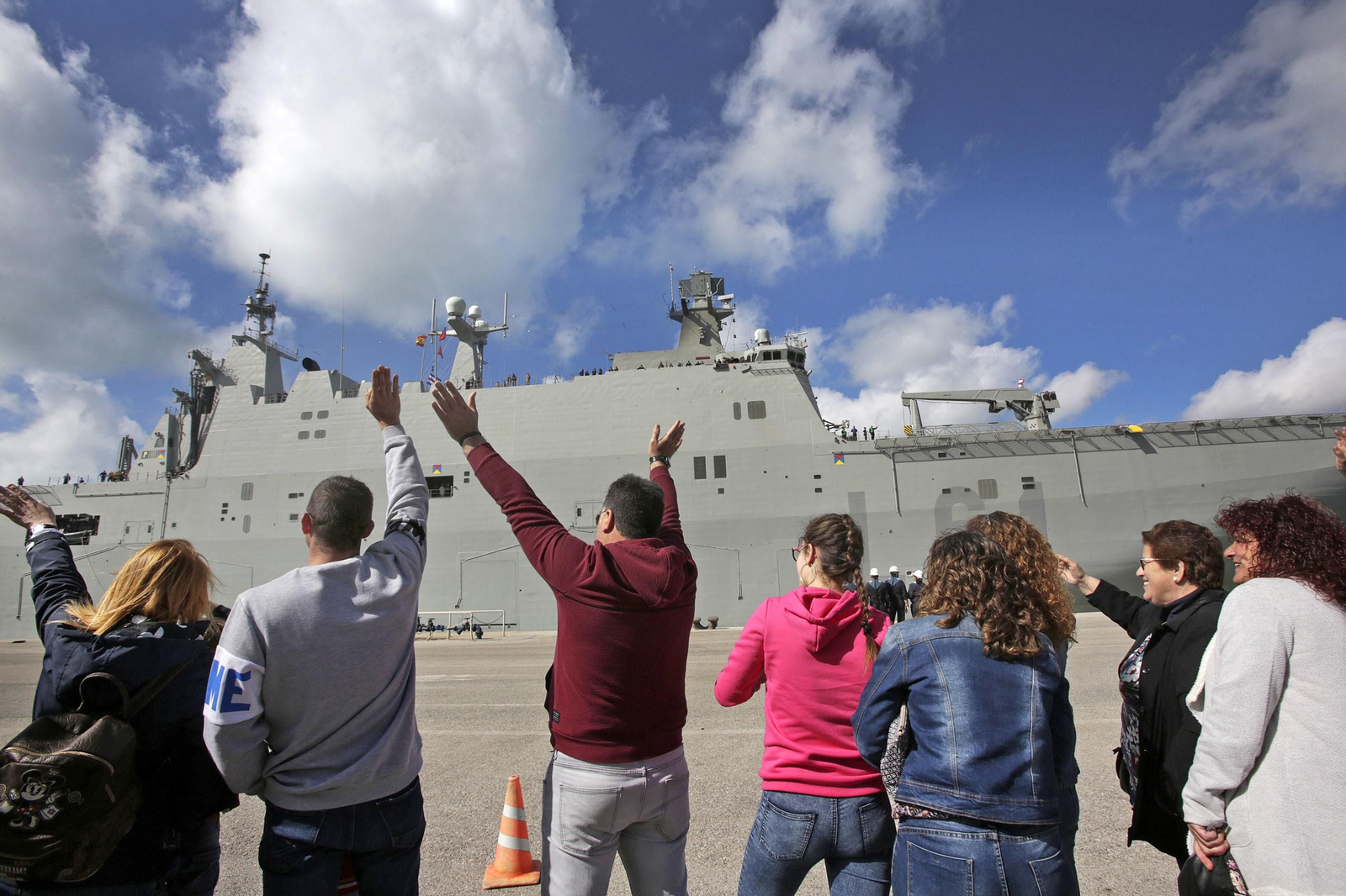 Imágenes de la despedida del 'Juan Carlos I'