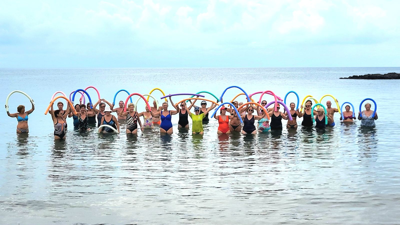 Grupo de participantes de aquagym en la playa de Villaricos este verano.