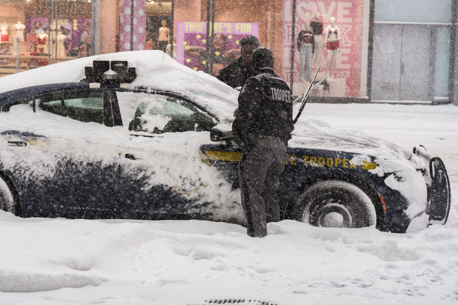 Las gélidas y blancas imágenes que deja la tormenta monstruosa en los EEUU