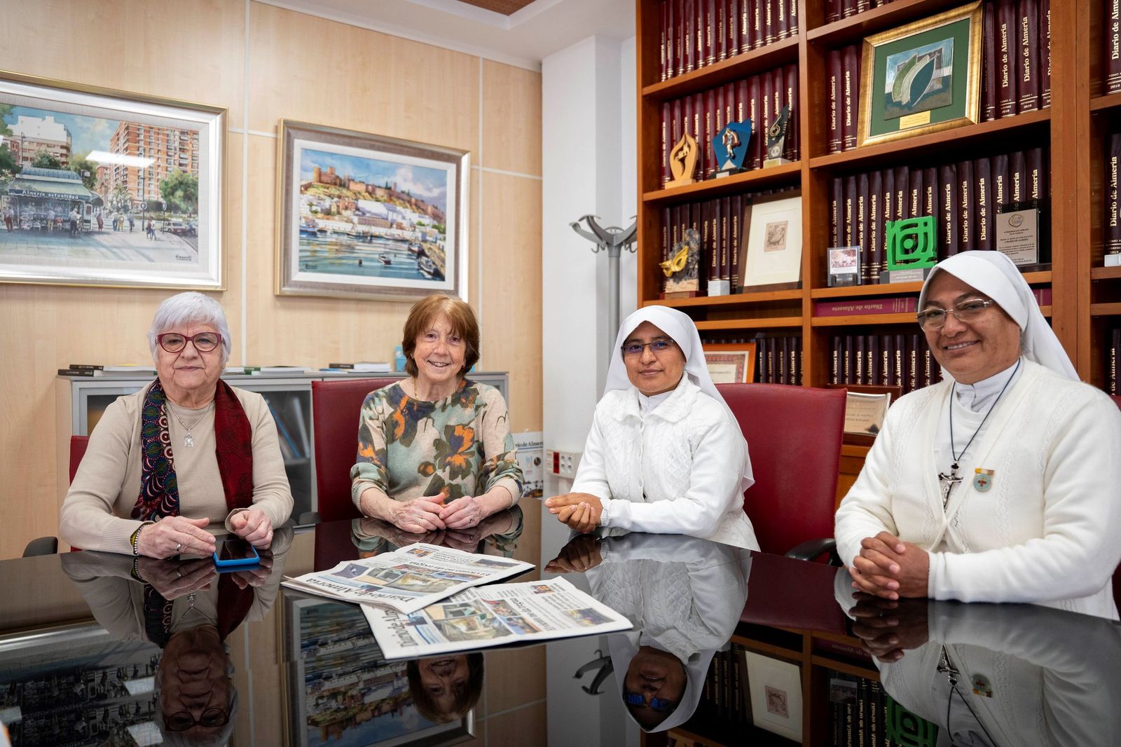 Encuentro en Diario de Almería con las hermanas Margarita Flores, Justina Soriano y representantes de Manos Unidas.