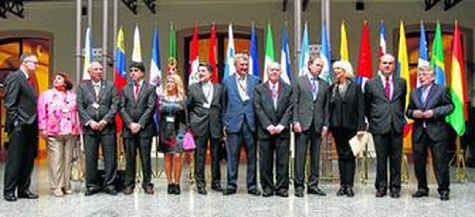 Foto de familia de los principales responsables del Foro parlamentario Iberoamericano, con Jesús Posada, Teófila Martínez y Pío García Escudero en el centro como anfitriones.