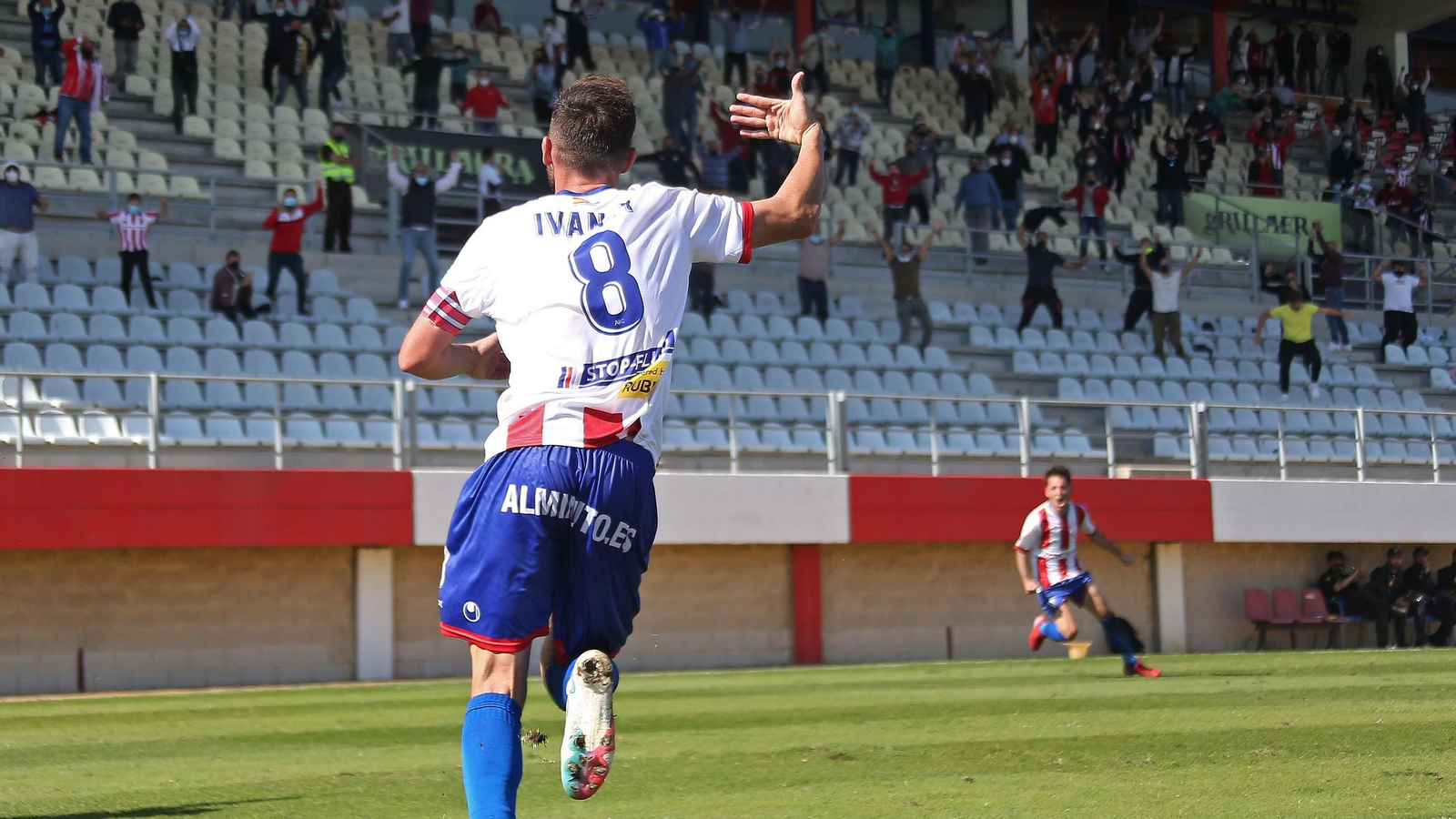 Iván Turrillo celebra uno de sus goles la pasada temporada en el Mirador.