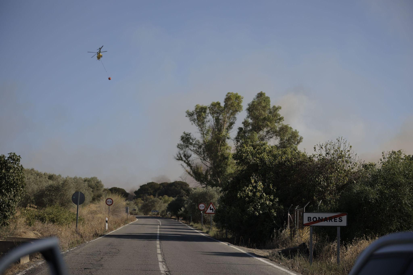 Las imágenes del incendio en Bonares en el que actúan cerca de 20 medios aéreos