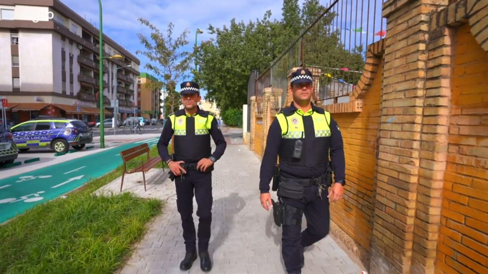 Los policías locales Diego y Cerqueira, muy cerca del lugar en el que salvaron la vida a un hombre.