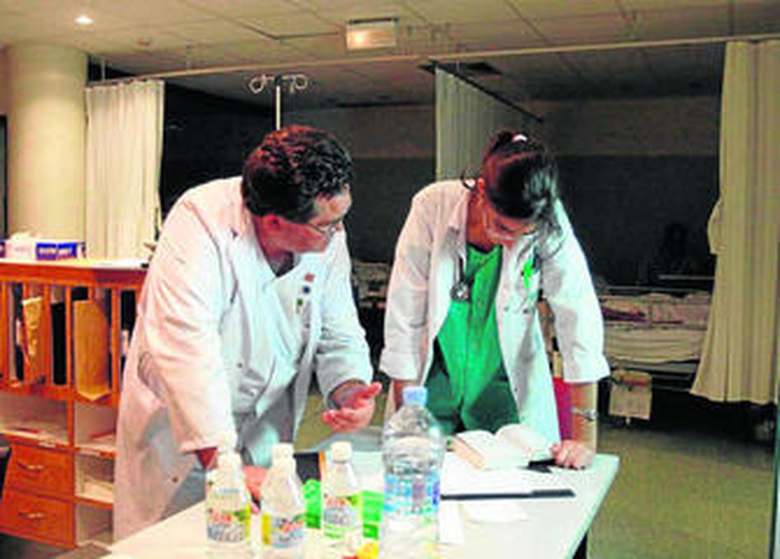 Profesionales trabajando durante una noche de guardia.