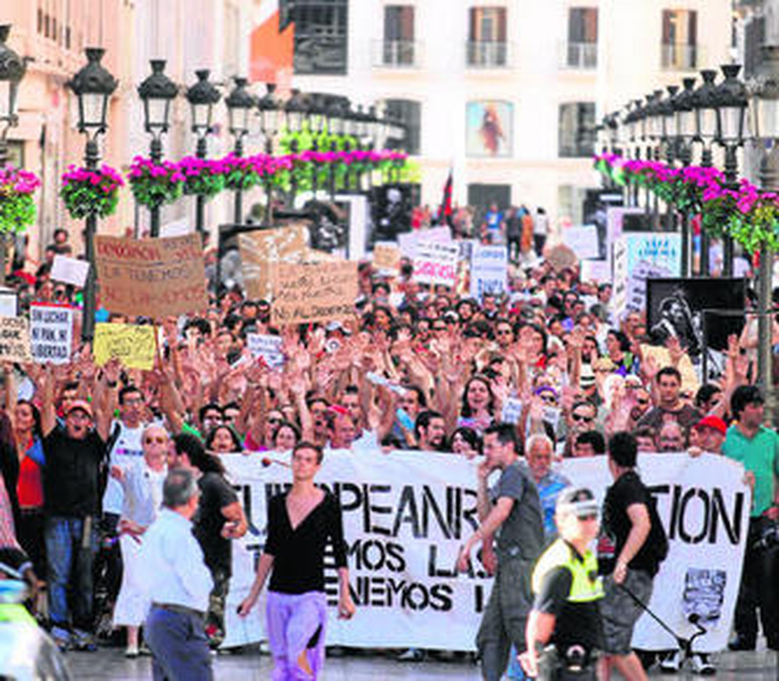 Un momento de la manifestación celebrada ayer a su paso por la calle Larios.