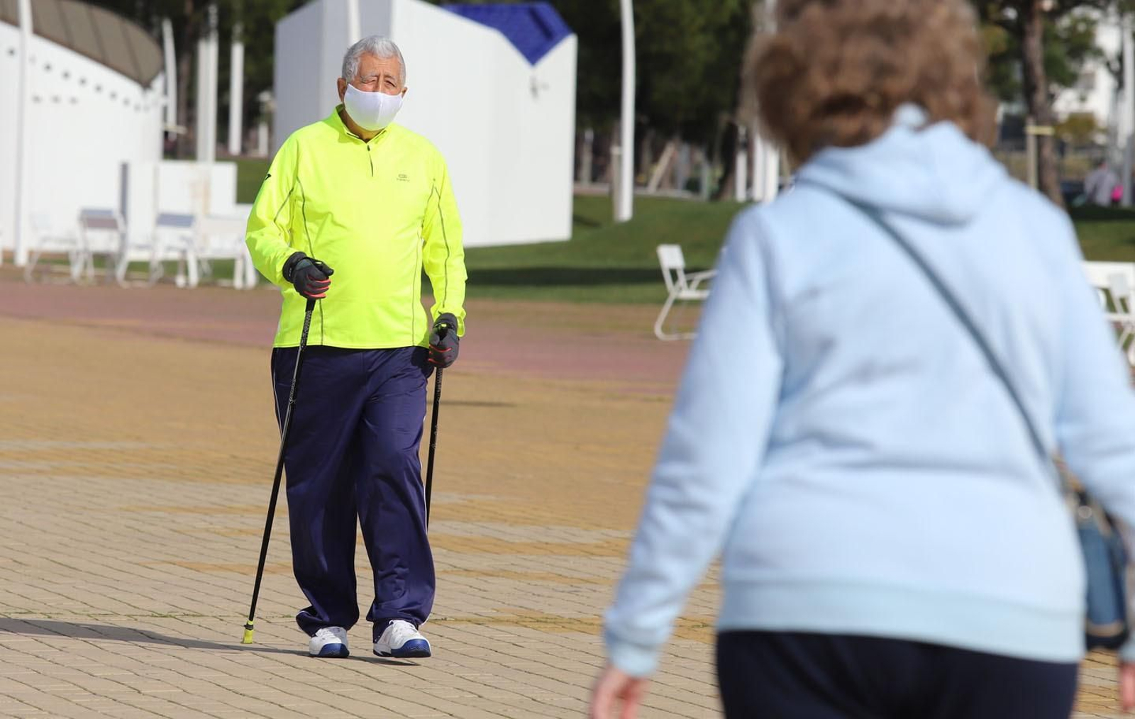 El buen tiempo del sábado llena de onubenses el Paseo de la Ría