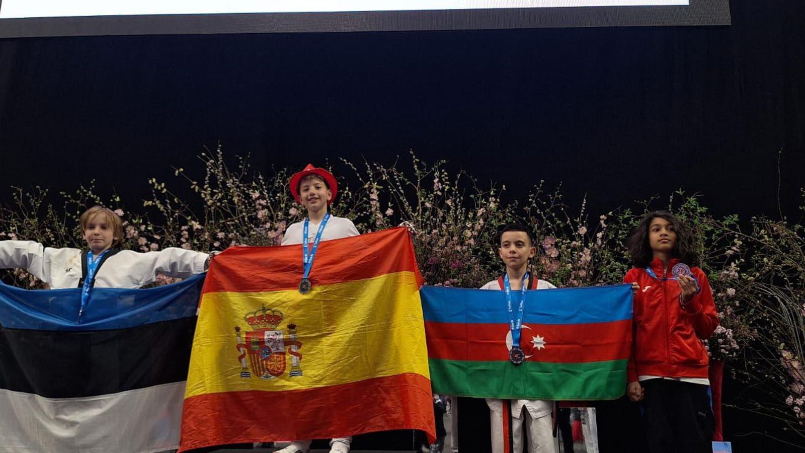 Joel García, con la bandera de España en lo más alto del podio.