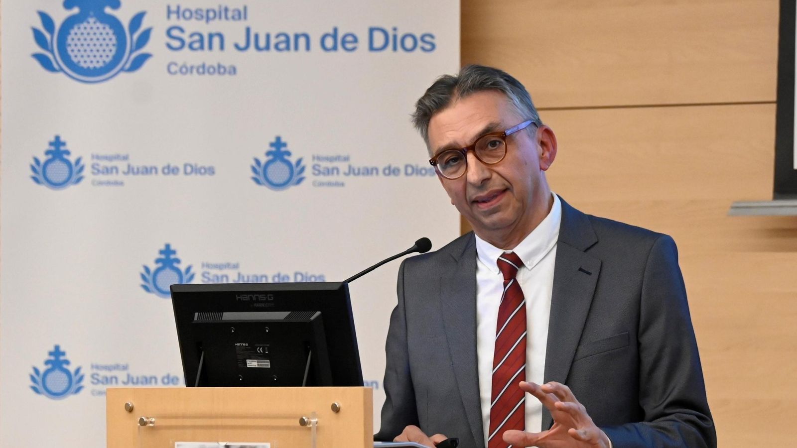 El doctor López Miranda, internista en el Hospital Universitario Reina Sofía de Córdoba, tras recoger el segundo premio.