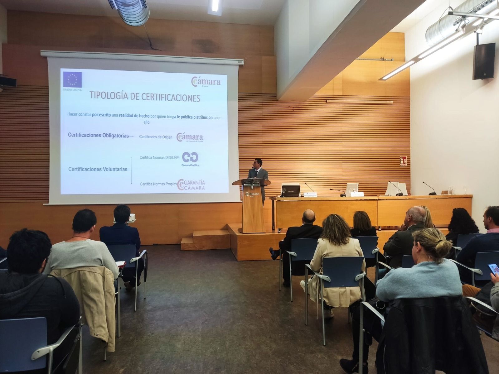 Juan Luis Martínez García, responsable de los Servicios Técnicos Municipales de la Cámara Oficial de Comerciode Sevilla, explicando en Almería el proyecto.