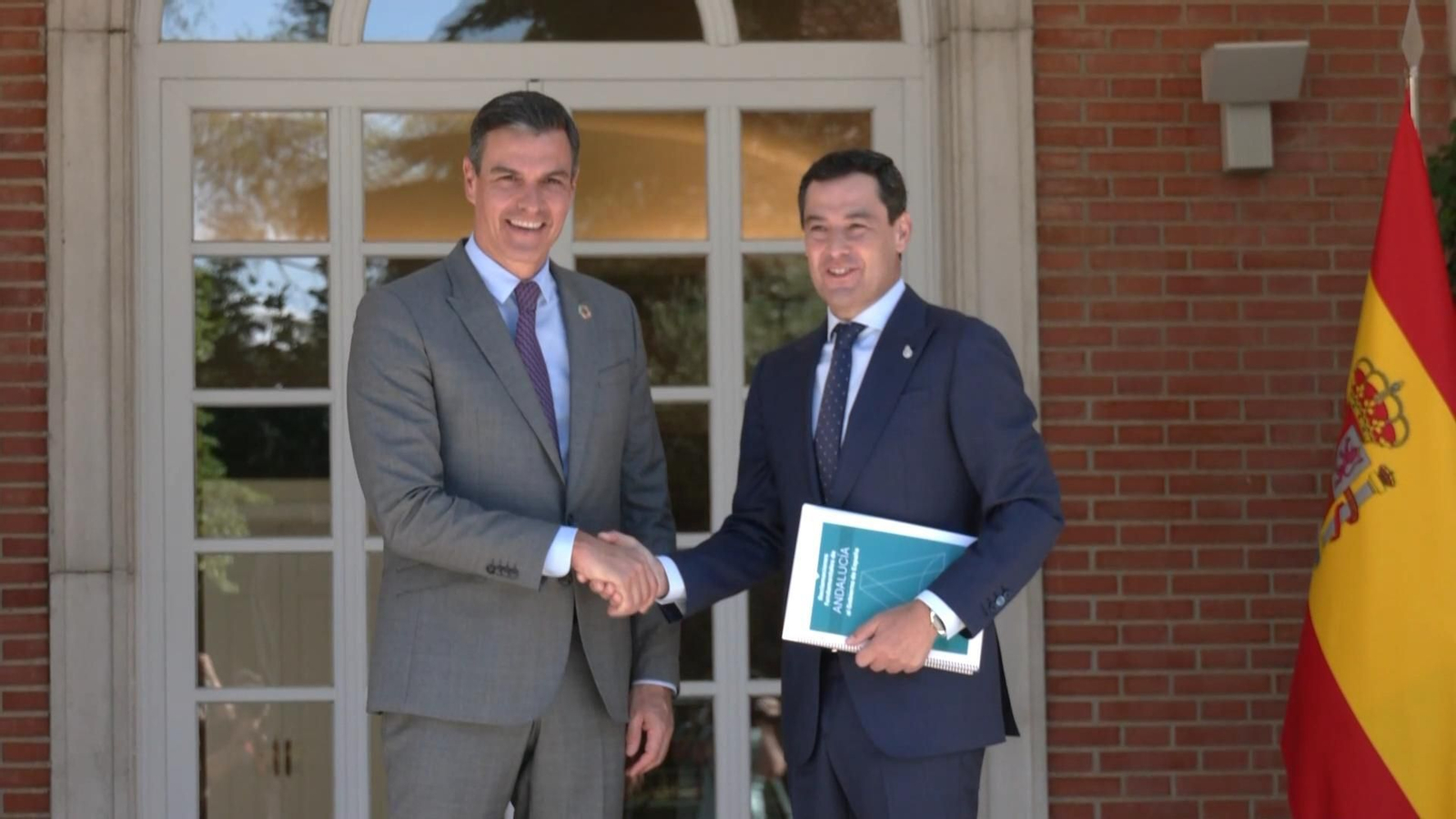 Pedro Sánchez recibe a Juanma Moreno en La Moncloa Pedro Sánchez recibe a Juanma Moreno en La Moncloa