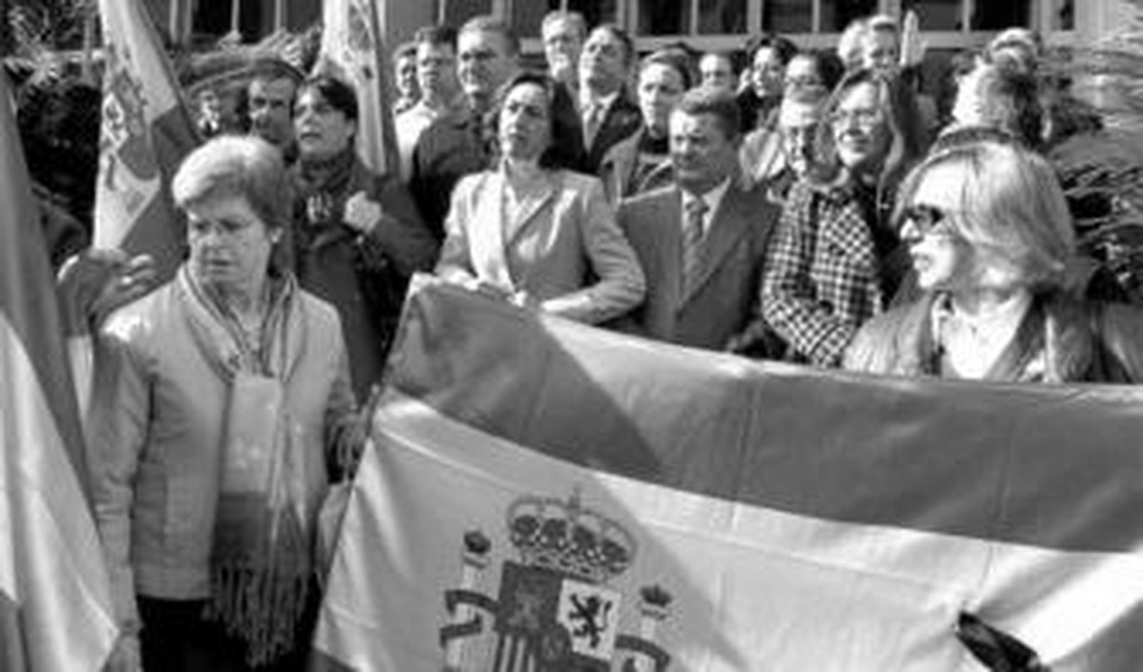 Rosa Aguilar, rodeada de la Corporación, en la concentración celebrada ayer en Capitulares.