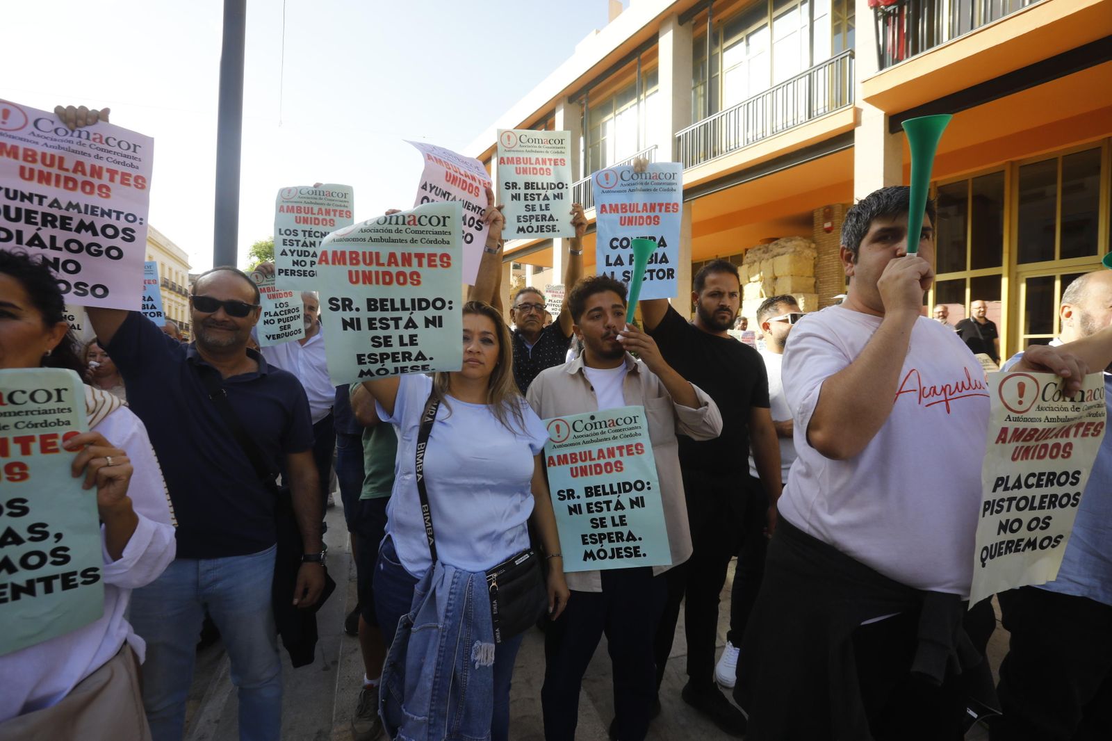 La protesta de los comerciantes ambulantes en Córdoba, en imágenes