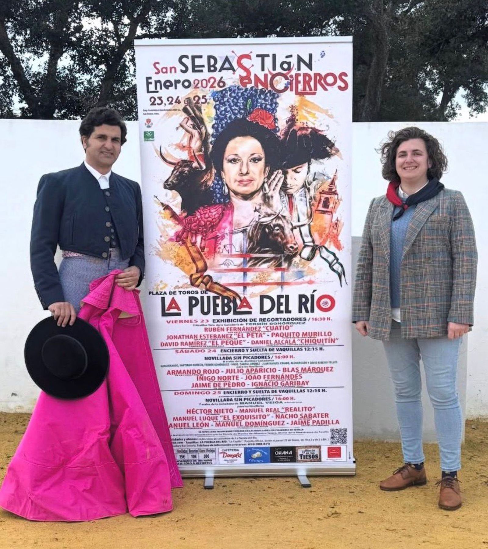 Morante y Lola Prósper, alcaldesa de La Puebla del Río, con los carteles oficiales de las fiestas de San Sebastián.