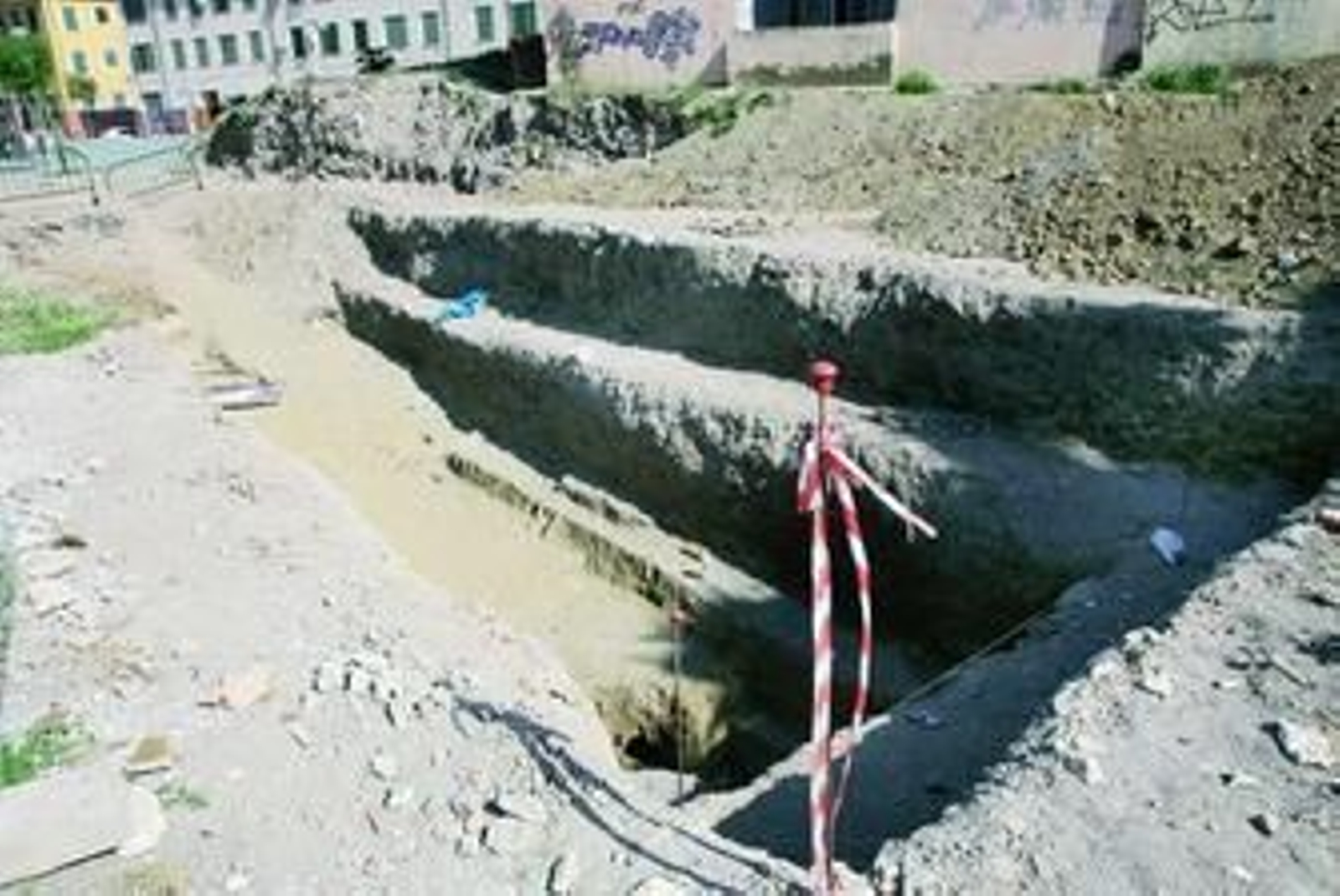 Aspecto de las excavaciones que se están llevando a cabo en un solar de El Ejido.