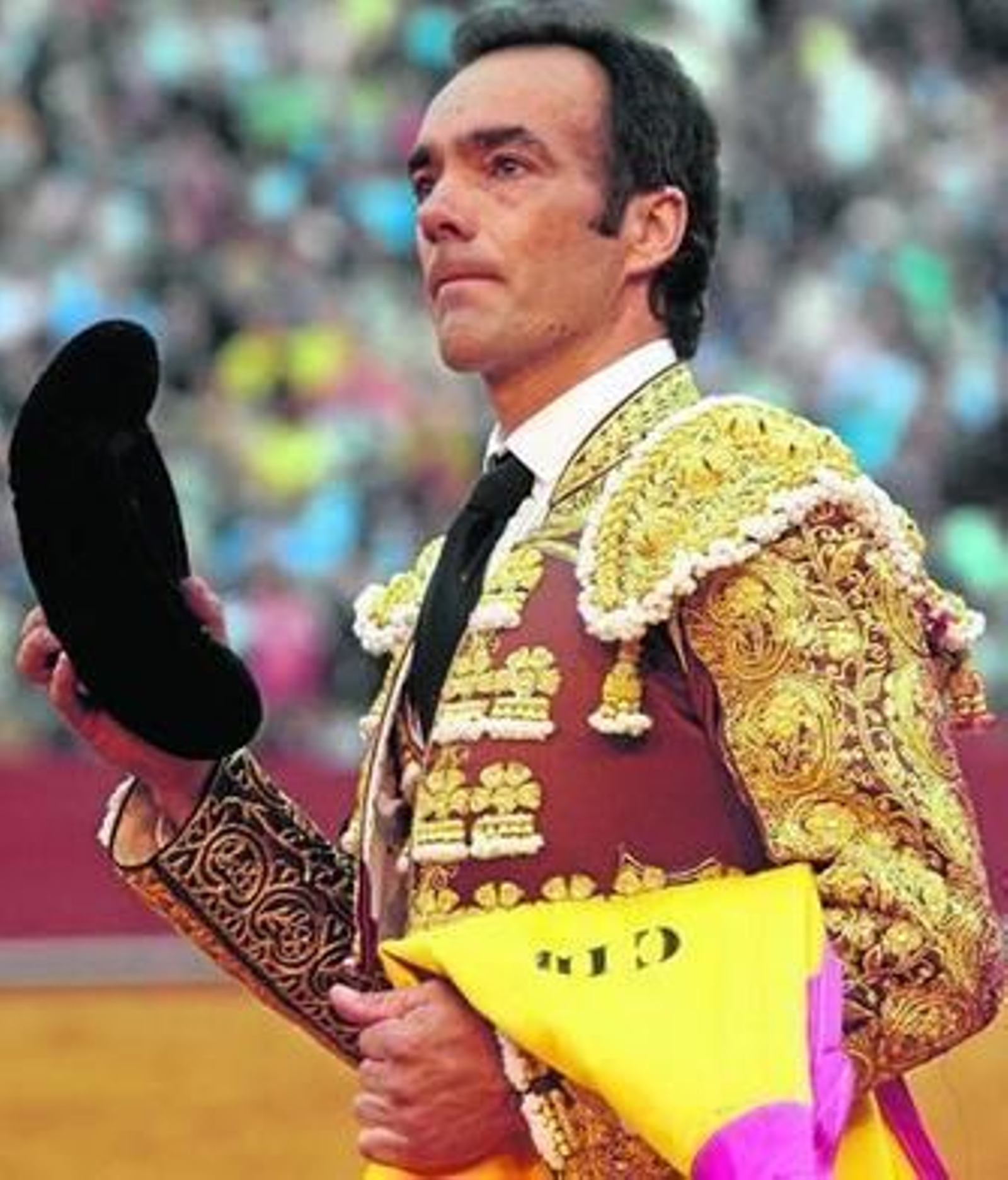 Manuel Jesús 'El Cid', en una emotiva vuelta al ruedo, tras su faena al quinto toro.